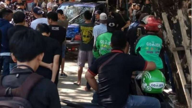 Ratusan driver gojek melakukan aksi unjuk rasa di Makasar.