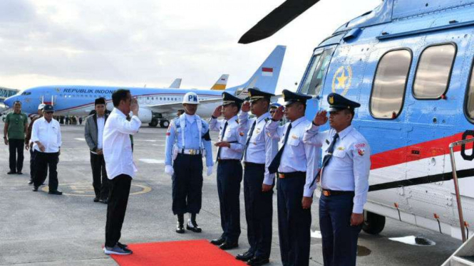Presiden Jokowi menggunakan sneakers saat kunjungan kerja.
