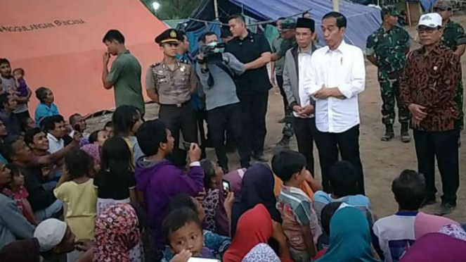 Presiden Jokowi menemui warga di Dusun Karang Kates, Kecamatan Gangga, Lombok. 