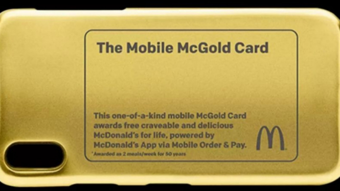 Kartu emas berbentuk phone case McDonald's.