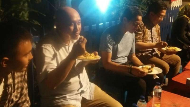 Usai tes kesehatan cawapres Sandiaga Uno menyantap nasi goreng Kebon Sirih.