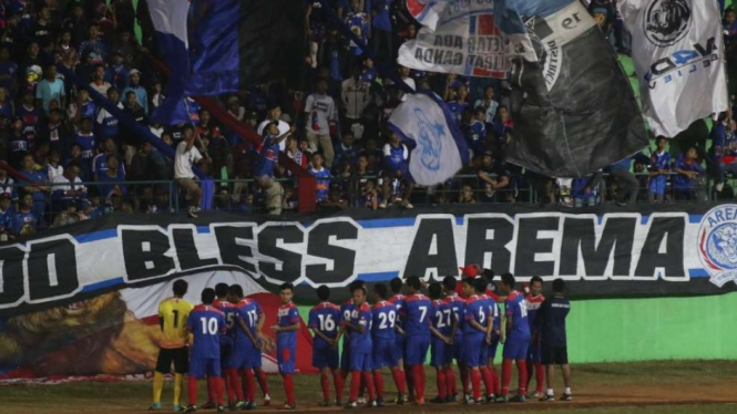 Pemain Arema Indonesia dan Aremania melakukan perayaan HUT ke 31 di Stadion Gaja