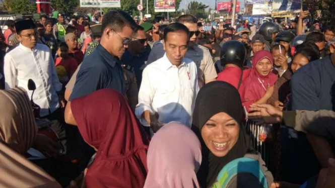 Presiden Joko Widodo meninjau sejumlah lokasi terdampak bencana gempabumi di Kabupaten Lombok Utara, Nusa Tenggara Barat, pada Selasa pagi, 14 Agustus 2018.