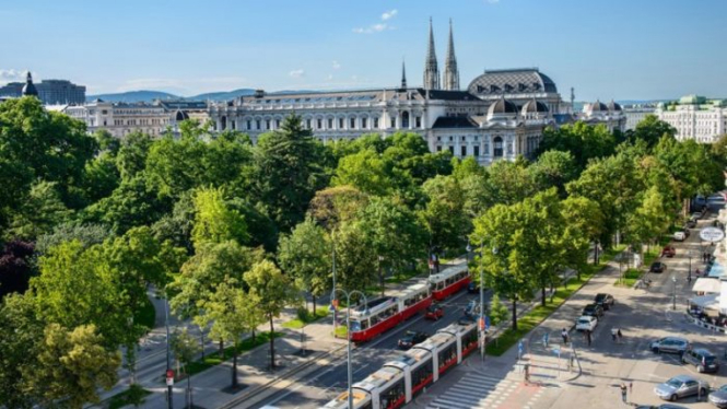 The Ringstrasse, salah satu kawasan yang populer bagi turis di Wina, Austria.