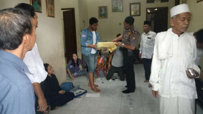 Polisi mendatangi rumah pimpinan Sunda Wiwitan kerjaan Ubur-ubur di Kota Serang.