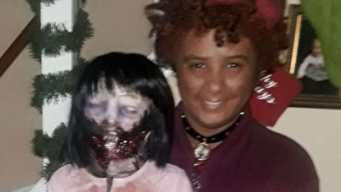 Felicity dan Kelly boneka zombie