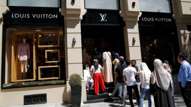 Turis antri untuk masuk ke toko Louis Vuitton di Istanbul, Turki hari Senin (13/8/2018).