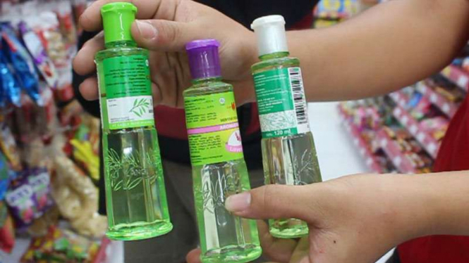 Tiga botol minyak kayu putih yang diduga dicuri suami istri di Medan