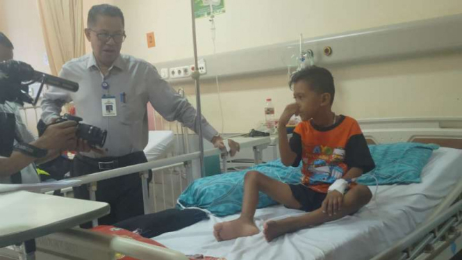 Helmi, bocah SD yang lumpuh usai divaksin MR di Aceh.