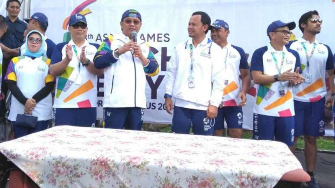 Menkominfo, Rudiantara (ketiga dari kiri), ikut Kirab Obor Asian Games 2018