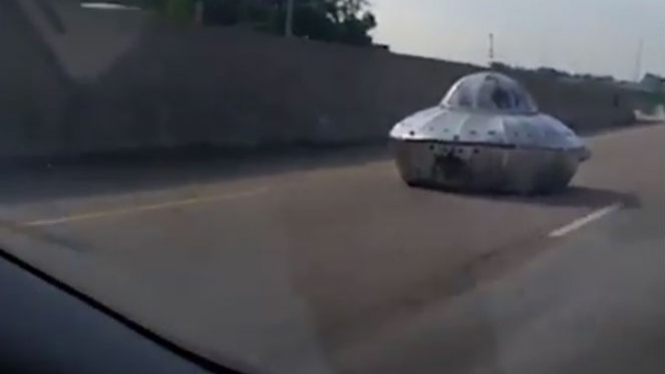 Mobil berbentuk UFO.