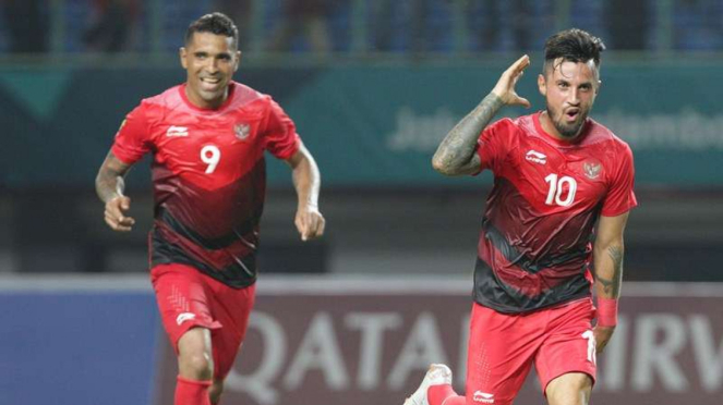 Gelandang Timnas Indonesia, Stefano Lilipaly (kanan), melakukan selebrasi