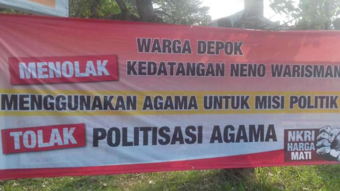 Spanduk berisi pesan penolakan atas kehadiran Neno Warisman di kawasan Grand Depok City, Sukmajaya, Depok, Jawa Barat, pada Selasa malam, 14 Agustus 2018.