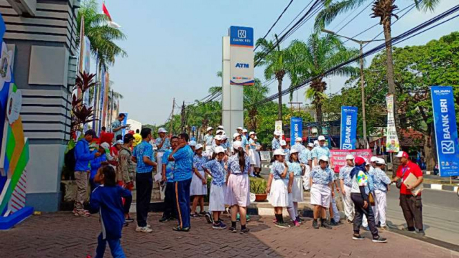 Para siswa memeriahkan pawai obor Asian Games 2018, di Ragunan, Jaksel.