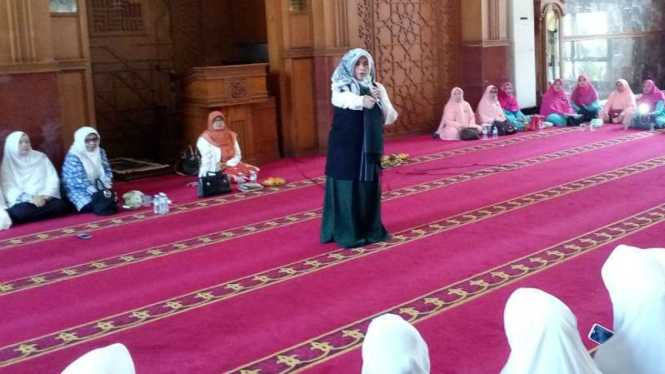 Aktivis politik Neno Warisman tampil sebagai penceramah dalam pengajian di Masjid Balai Kota, kompleks perkantoran Pemerintah Kota Depok, Jawa Barat, pada Rabu, 15 Agustus 2018.