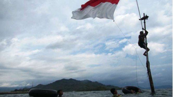 HUT 73 RI, Merah Putih Berkibar dari dasar laut Sibolga