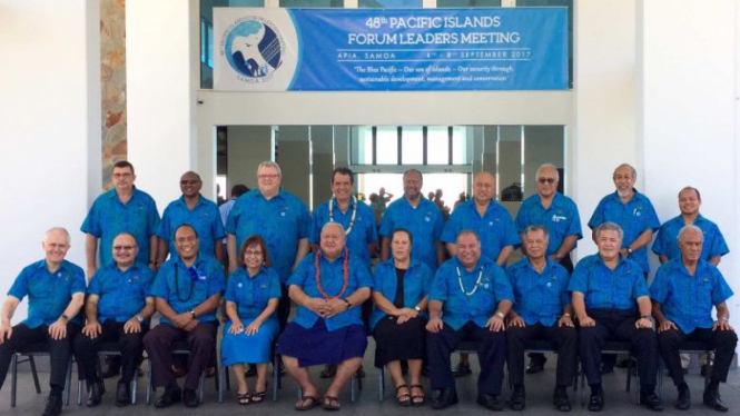 PM Tonga Akilisi Pohiva (duduk paling kanan) dalam pertemuan Pacific Islands Forum Leaders.