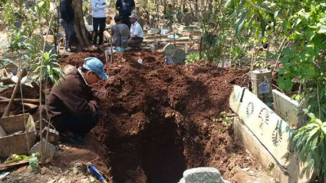 Pembongkaran makam-makam terdampak proyek Tol Batang-Semarang
