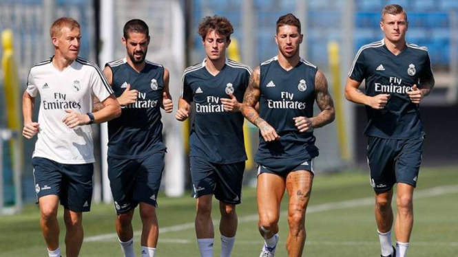 Para pemain Real Madrid dalam sesi latihan
