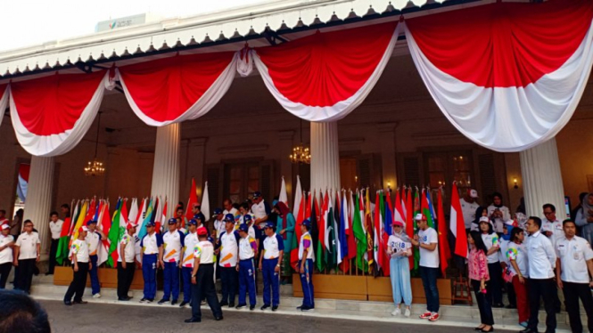 Obor Asian Games 2018 diterima oleh Gubernur DKI Jakarta Anies Baswedan.