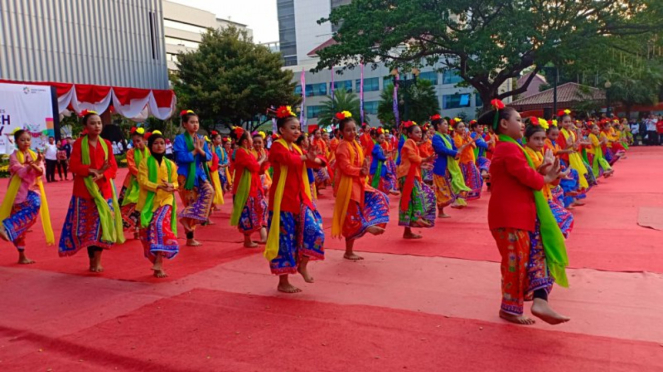 Penerimaan Obor Asian Games 2018 di Balaikota dimeriahkan penampilan 200 penari.