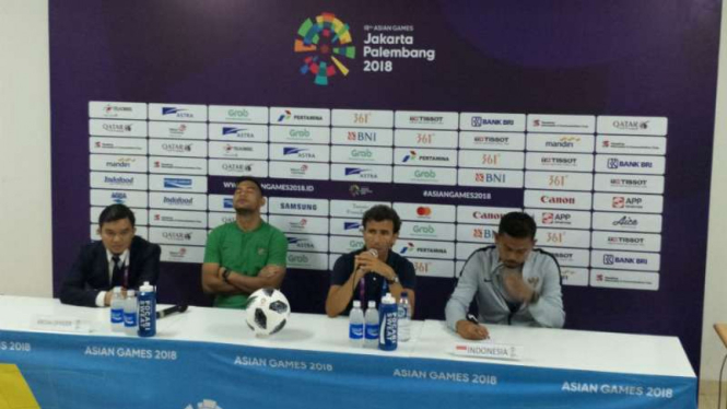 Pelatih Timnas Indonesia U-23, Luis Milla Aspas (tengah)