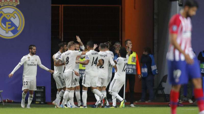 Pemain Real Madrid rayakan gol Karim Benzema.