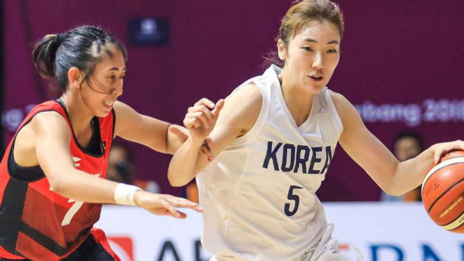 Timnas basket putri Indonesia melawan Unifikasi Korea.