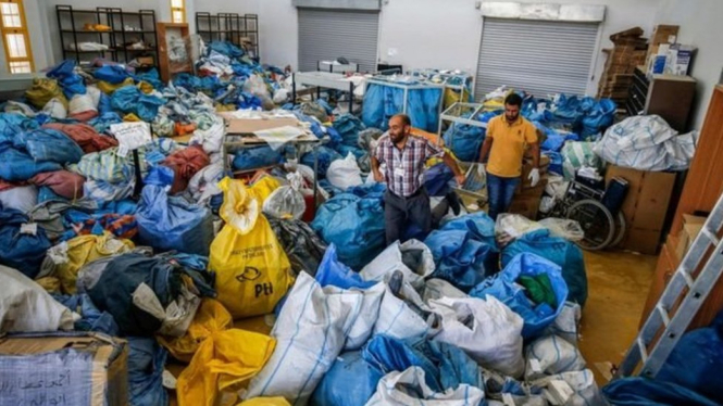 Ratusan karung surat akhirnya tiba di Tepi Barat. - AFP