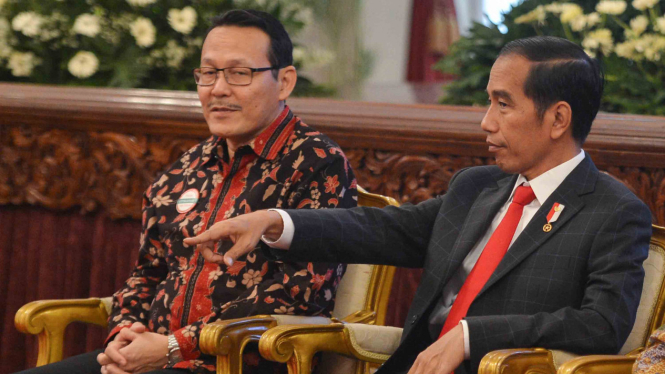 Presiden Joko Widodo (kanan) bersama Direktur Utama Badan Penyelenggara Jaminan Sosial (BPJS) Kesehatan, Fahmi Idris (kiri)