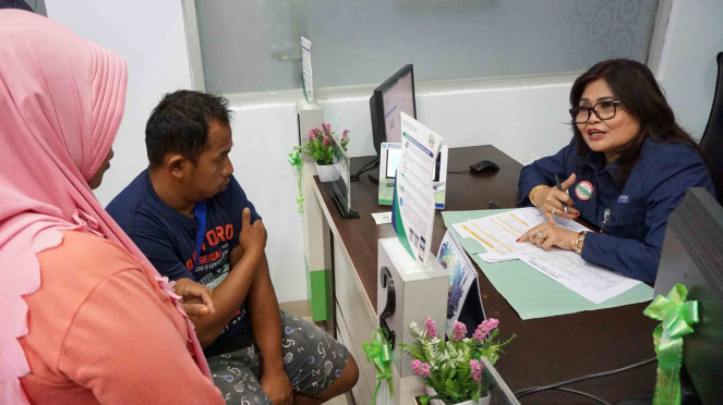 Direktur Perluasan dan Pelayanan Peserta BPJS Kesehatan Andayani Budi Lestari (kanan) melayani peserta Jaminan Kesehatan Nasional (JKN) dalam program Executive Frontliner di kantor BPJS Kesehatan di Kota Gorontalo, Gorontalo