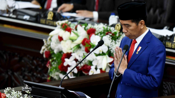 Presiden Joko Widodo memberikan salam saat menyampaikan Pidato Kenegaraan.