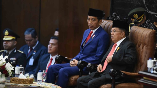 Presiden Joko Widodo (kedua kanan) didampingi Wakil Presiden Jusuf Kalla (kanan) bersiap menyampaikan Pidato Kenegaraan pada Sidang Tahunan MPR 2018