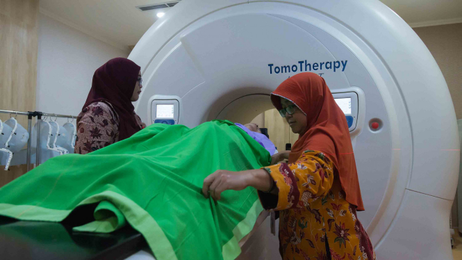 Pengobatan kanker menggunakan alat radioterapi Thomotherapy
