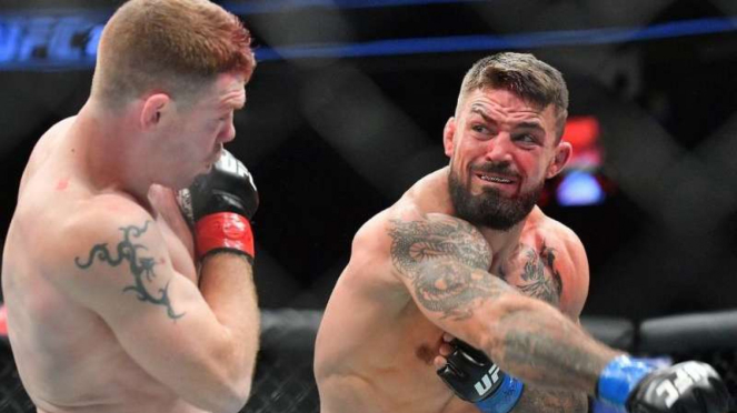 Aksi petarung UFC, Mike Perry.