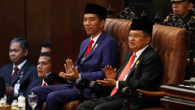 Presiden Joko Widodo (kedua kanan) didampingi Wakil Presiden Jusuf Kalla (kanan) saat menghadiri Pidato Kenegaraan pada Sidang Tahunan MPR 2018