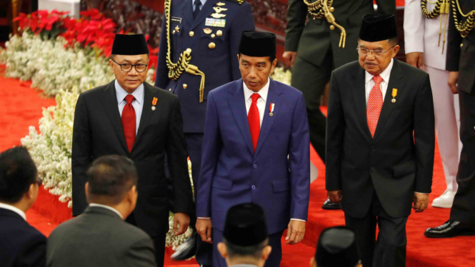 Presiden Joko Widodo (kedua kanan) didampingi Wakil Presiden Jusuf Kalla (kanan) dan Ketua MPR Zulkilfi Hasan (kiri) saat menghadiri Pidato Kenegaraan pada Sidang Tahunan MPR 2018