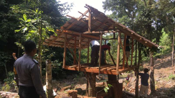 Pondok warga pakai tonggak kayu tertanam di tanah dibongkar, di Kota Padang.