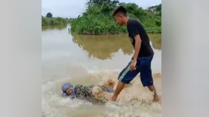 Anak ceburkan ibunya ke sungai.