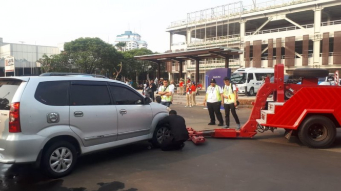 Mobil parkir sembarangan ditindak di kawasan GBK, Senayan