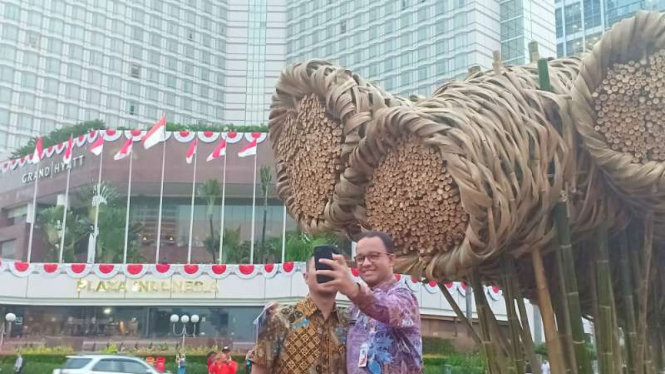 Gubernur DKI Jakarta Anies Baswedan selfie di depan instalasi bambu Getah Getih. Instalasi itu kini dibongkar karena rapuh. 