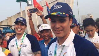 Si Kembar Marcel dan Mischa Chandrawinata Bangga Bawa Obor Asian Games