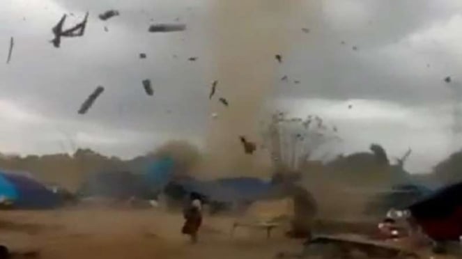 Un tornado en la ubicación de los refugiados del terremoto de Lomkok. (Imagen de foto).