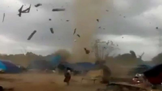 Angin puting beliung di lokasi pengungsian korban gempa Lombok