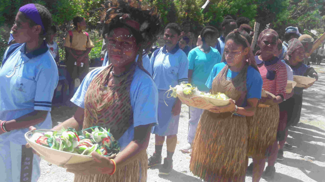 Pelajar Papua menyambut kedatangan siswa dari Aceh