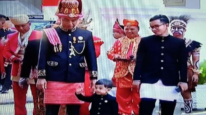 Presiden Joko Widodo bersama anak dan cucu berbaju adat