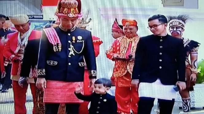 Presiden Joko Widodo bersama anak dan cucu berbaju adat pada HUT RI ke-73 di Istana Negara, Jakarta.