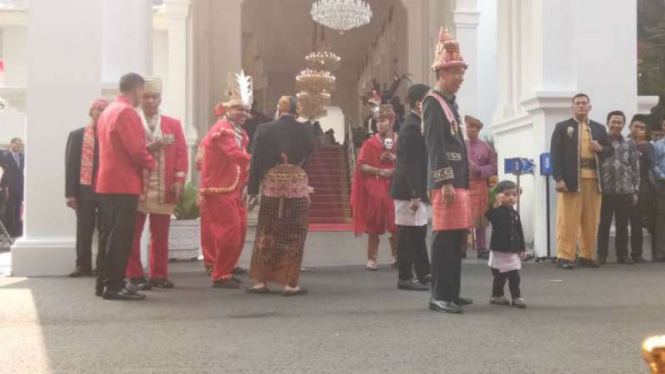 Presiden Jokowi dan cucu pertamanya pakai baju adat di HUT RI ke-73