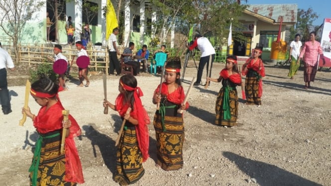 Perayaan HUT RI di Bukit Ramapanu, Waingapu, oleh Anak-anak Sumba