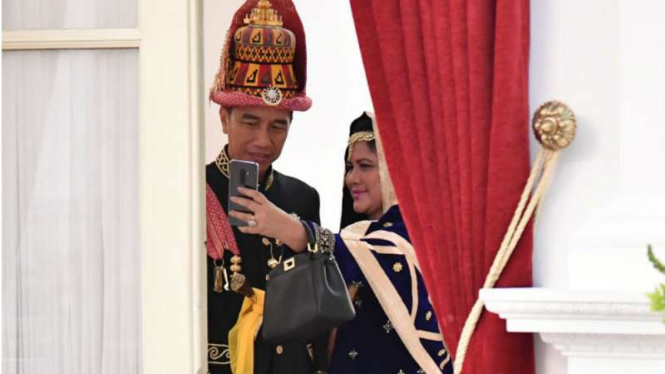 Presiden Jokowi dan Iriana selfie dengan pakaian adat